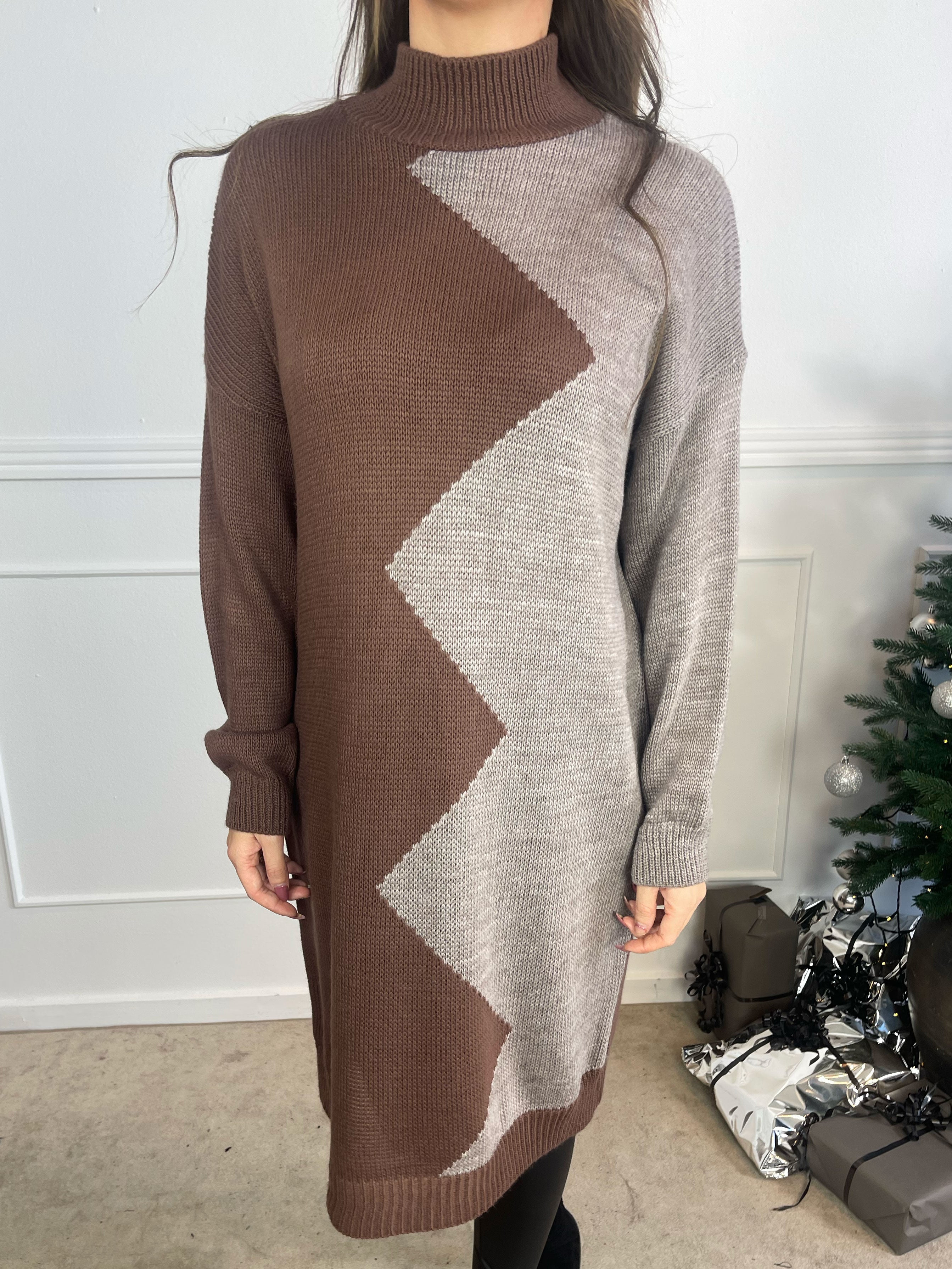 Venezia - Stickad klänning i två färger med turtleneck